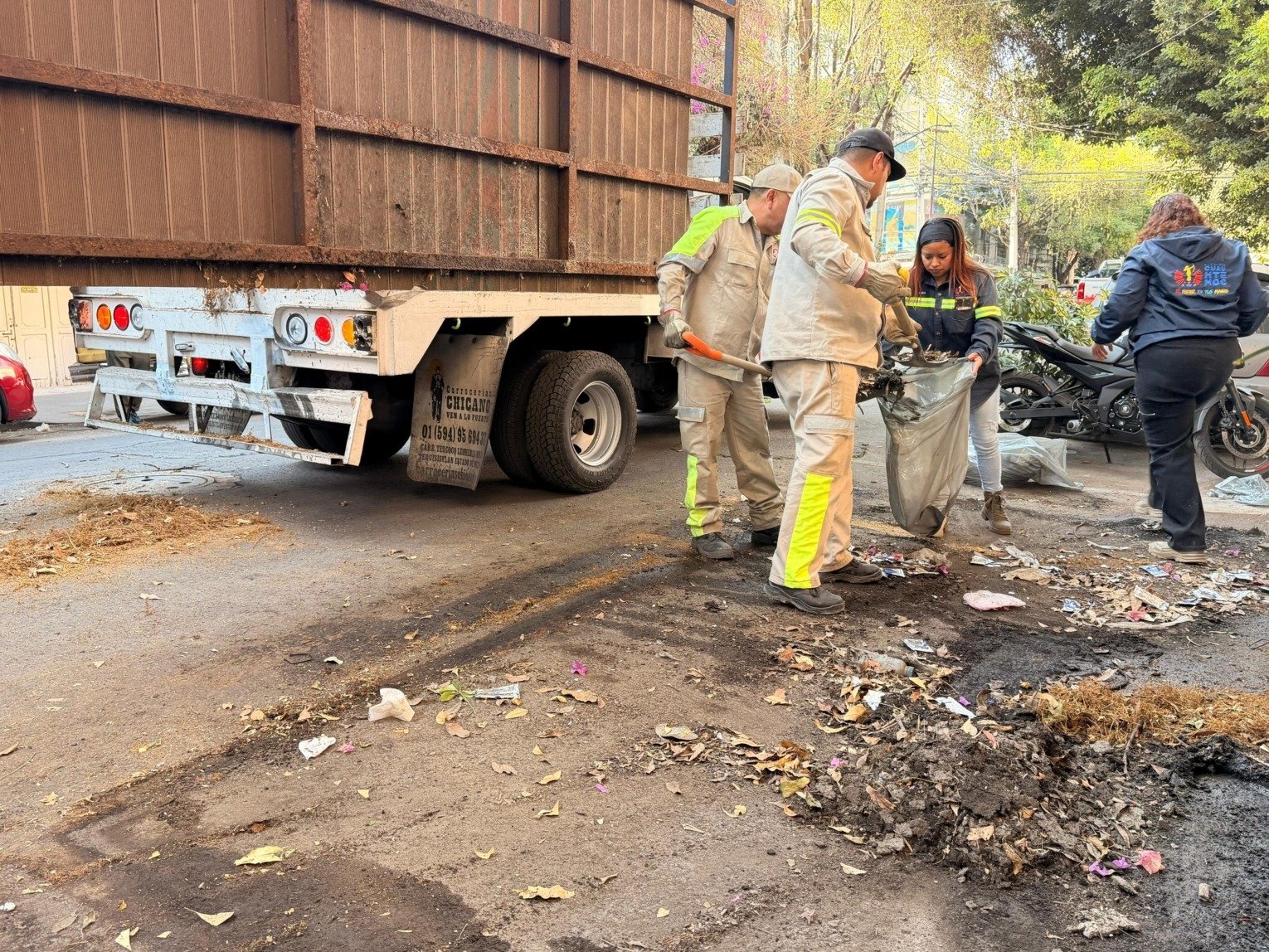 Ale Rojo de la Vega encabeza operativo y retira pérgolas que obstruían el paso peatonal en Roma Norte