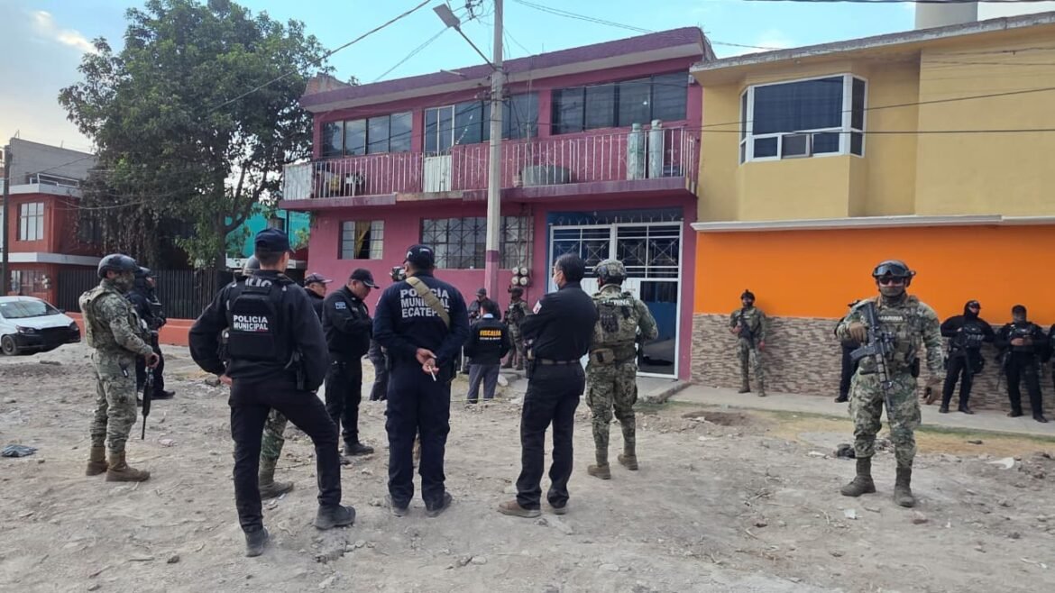 Aseguran equipo táctico y detienen a dos en cateo en Chiconautla