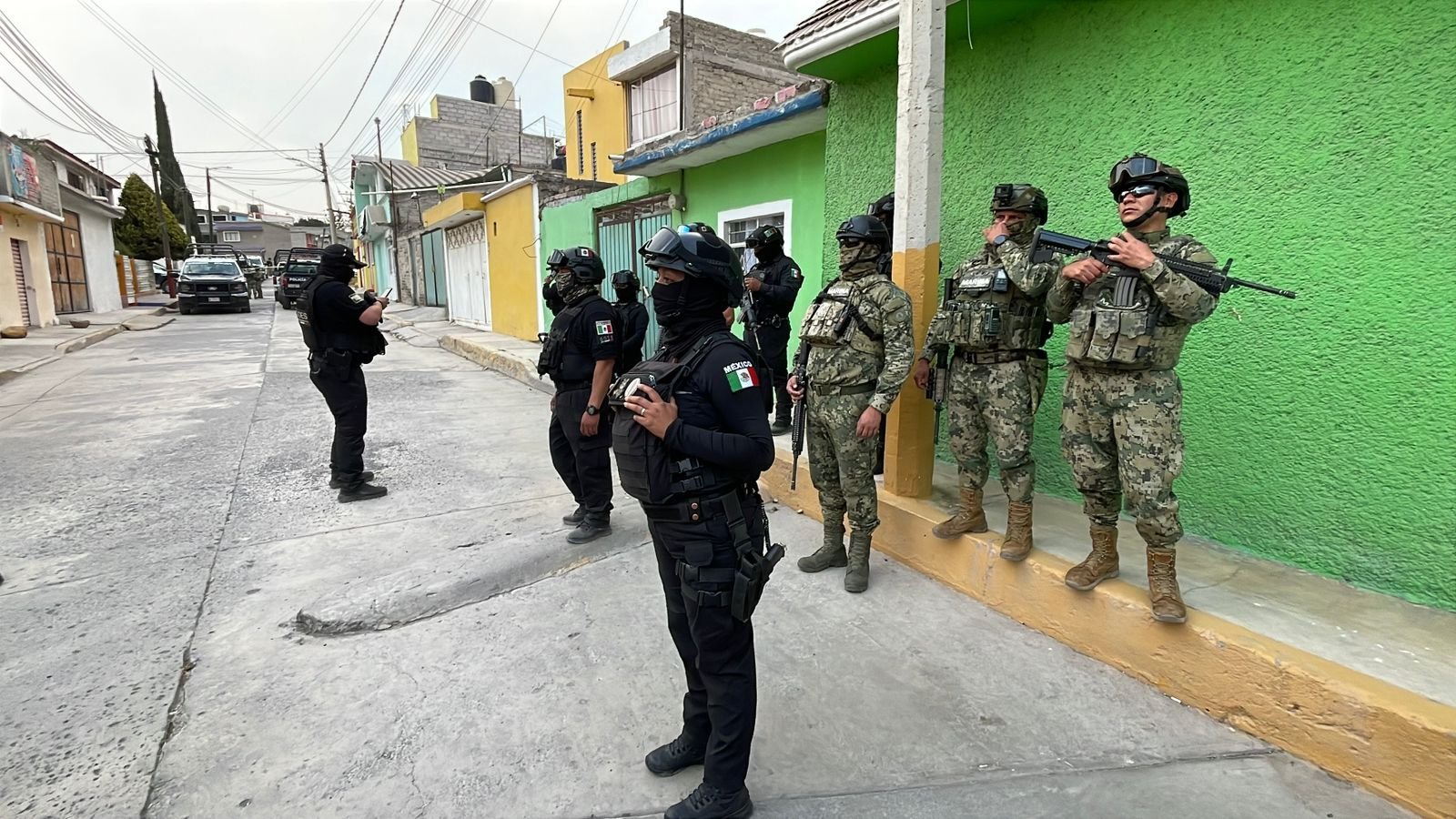 Aseguran equipo táctico y detienen a dos en cateo en Chiconautla