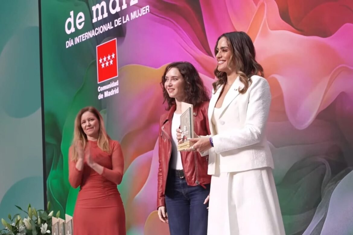 Ale Rojo de la Vega recibe en Madrid el reconocimiento "8 de Marzo" por su liderazgo en defensa de los derechos de las mujeres