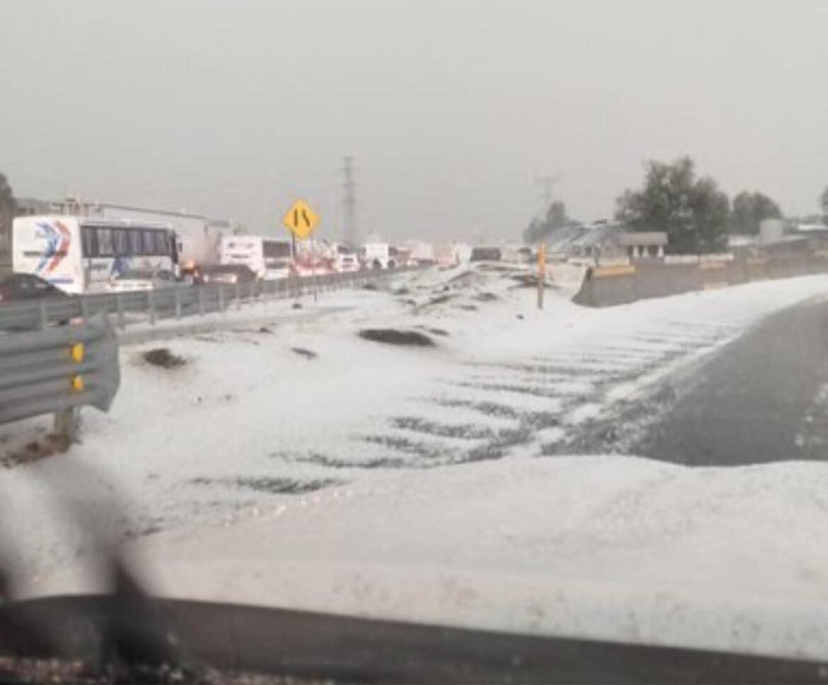Granizada provoca caos vial en la México-Pachuca a la altura de Tecámac