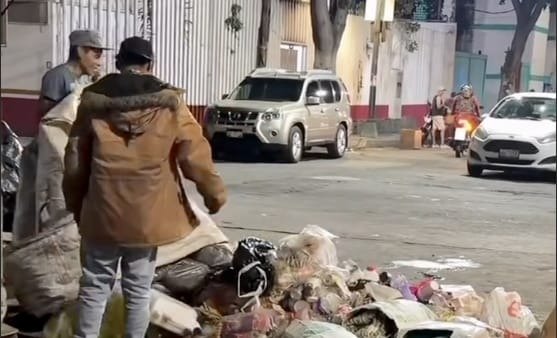 Alcaldía Cuauhtémoc limpia tiradero clandestino...y en cinco minutos ya hay basura otra vez..Ale Rojo de la Vega llama a hacer equipo para erradicarlos