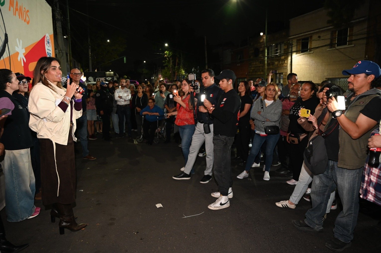 Para que las mujeres puedan caminar sin miedo, Ale Rojo de la Vega ilumina calles de Vista Alegre con "Brilla Cuauhtémoc"
