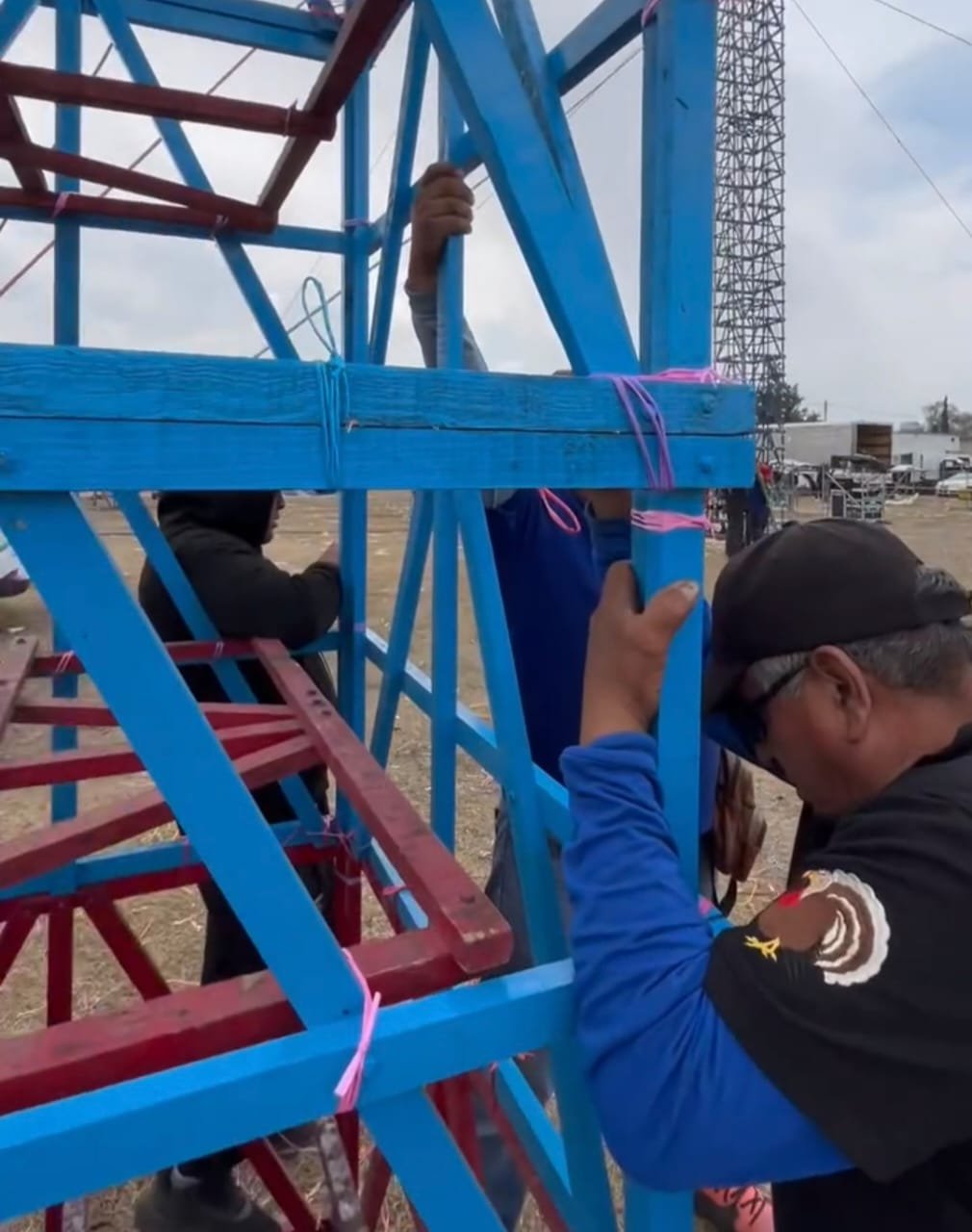 Tensión por ráfagas de viento durante montaje de torres piromusicales en Tultepec