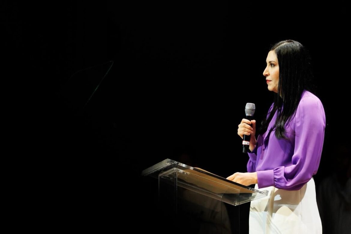 Banxico advierte rezago femenino en liderazgo financiero