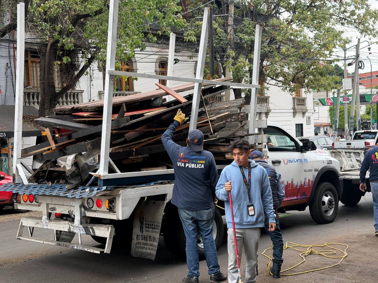 Ale Rojo de la Vega ordena retiro de estructuras irregulares en Roma Norte tras reportes vecinales
