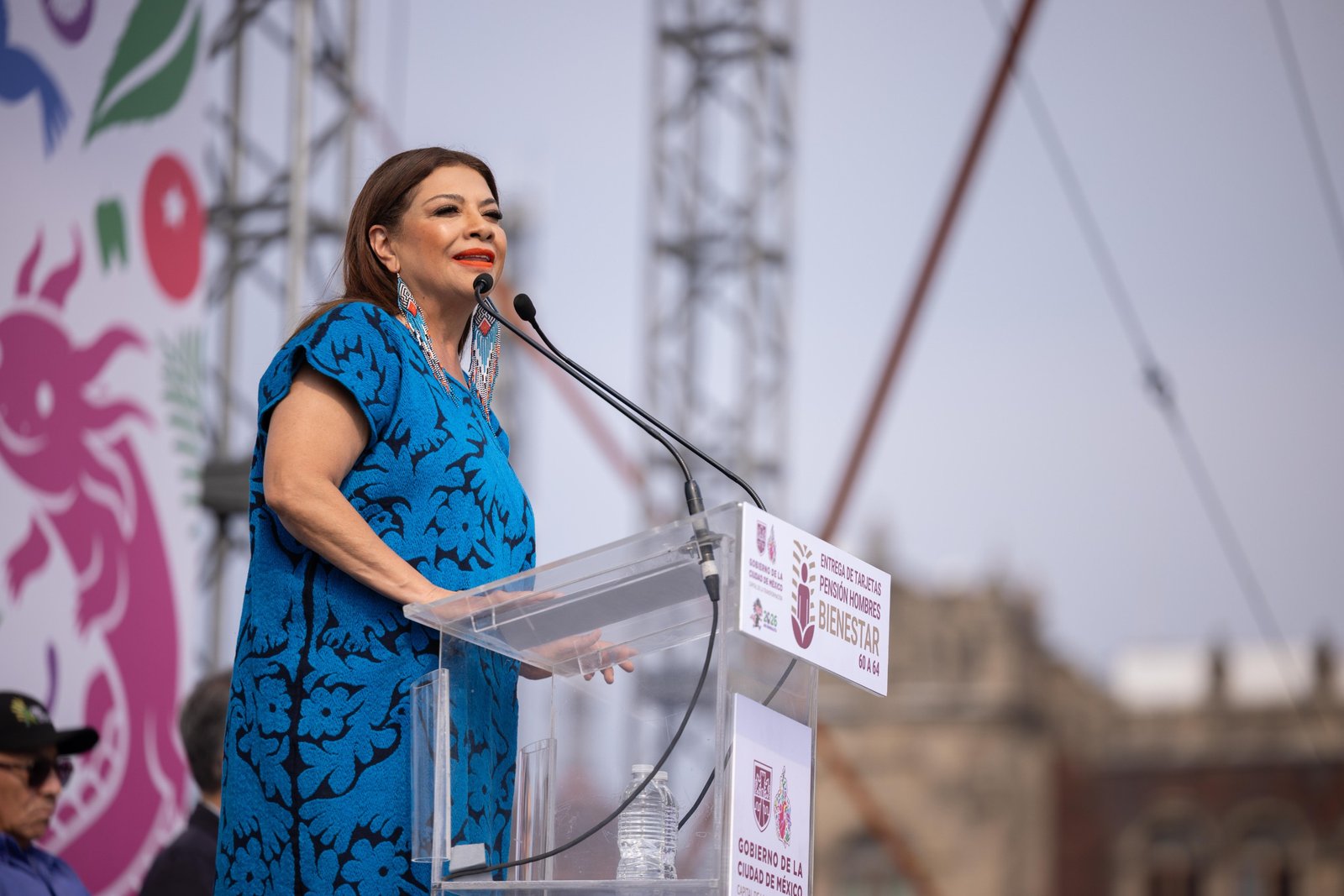 Entrega Clara Brugada apoyos a 20 mil hombres de 60 a 64 años de edad