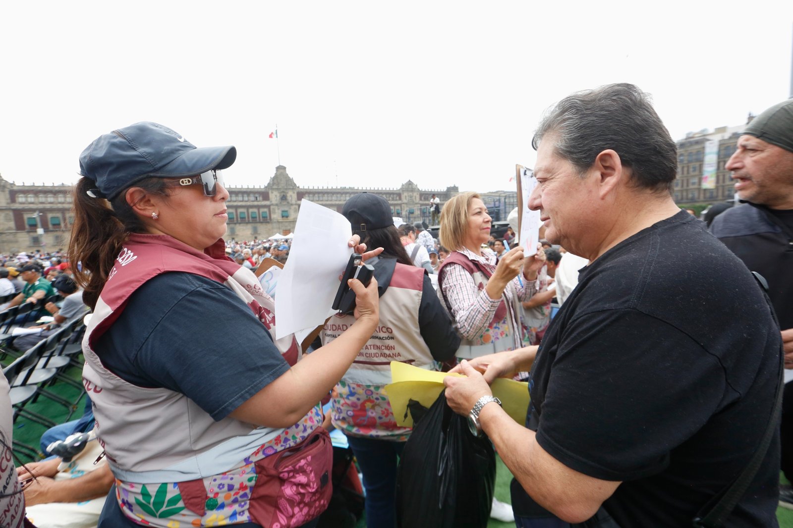 Entrega Clara Brugada apoyos a 20 mil hombres de 60 a 64 años de edad