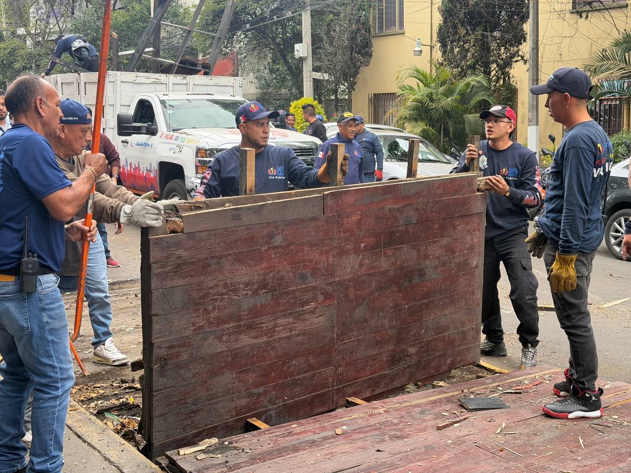 Ale Rojo de la Vega ordena retiro de estructuras irregulares en Roma Norte tras reportes vecinales