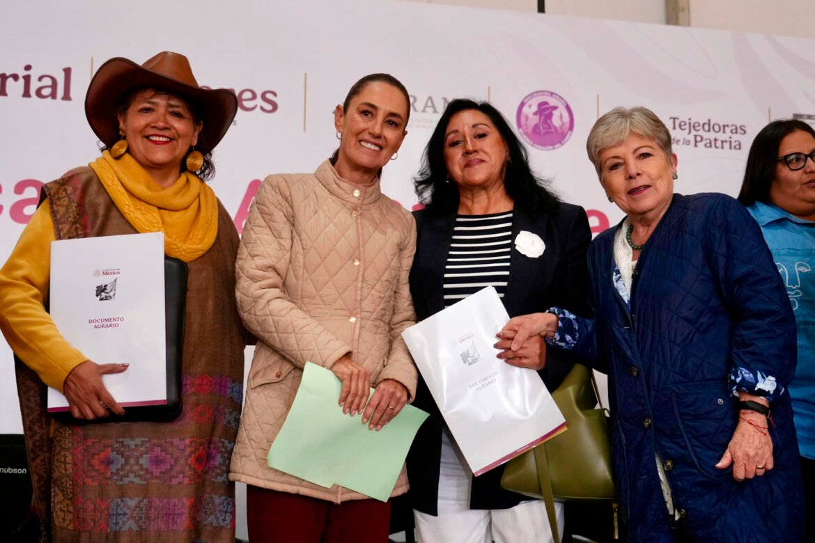 Entrega Sheinbaum títulos agrarios a mujeres