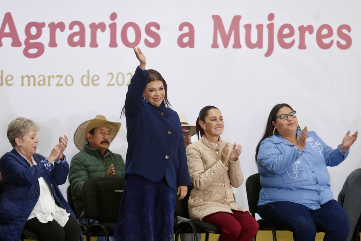 Brugada y Sheinbaum entregan certificados agrarios a campesinas para reivindicar sus derechos históricos
