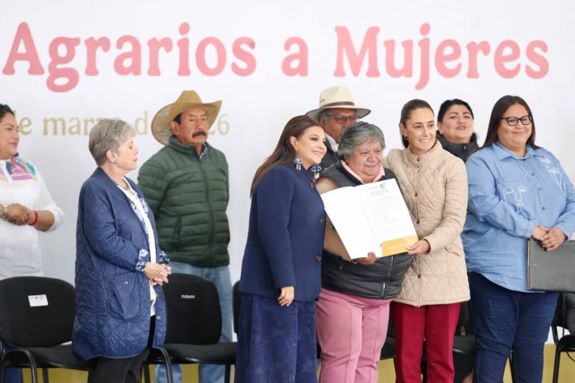 Brugada y Sheinbaum entregan certificados agrarios a campesinas para reivindicar sus derechos históricos