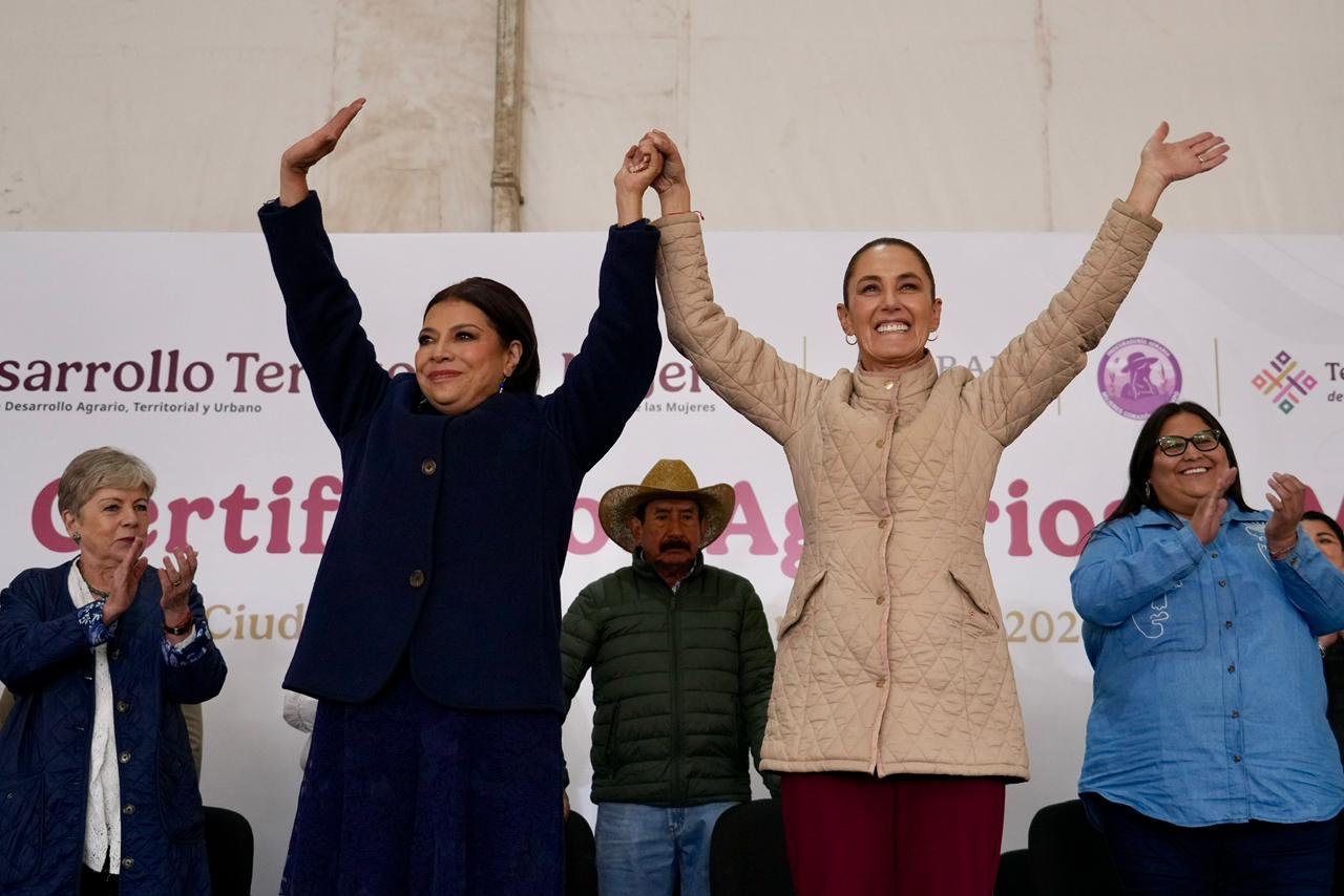 Brugada y Sheinbaum entregan certificados agrarios a campesinas para reivindicar sus derechos históricos