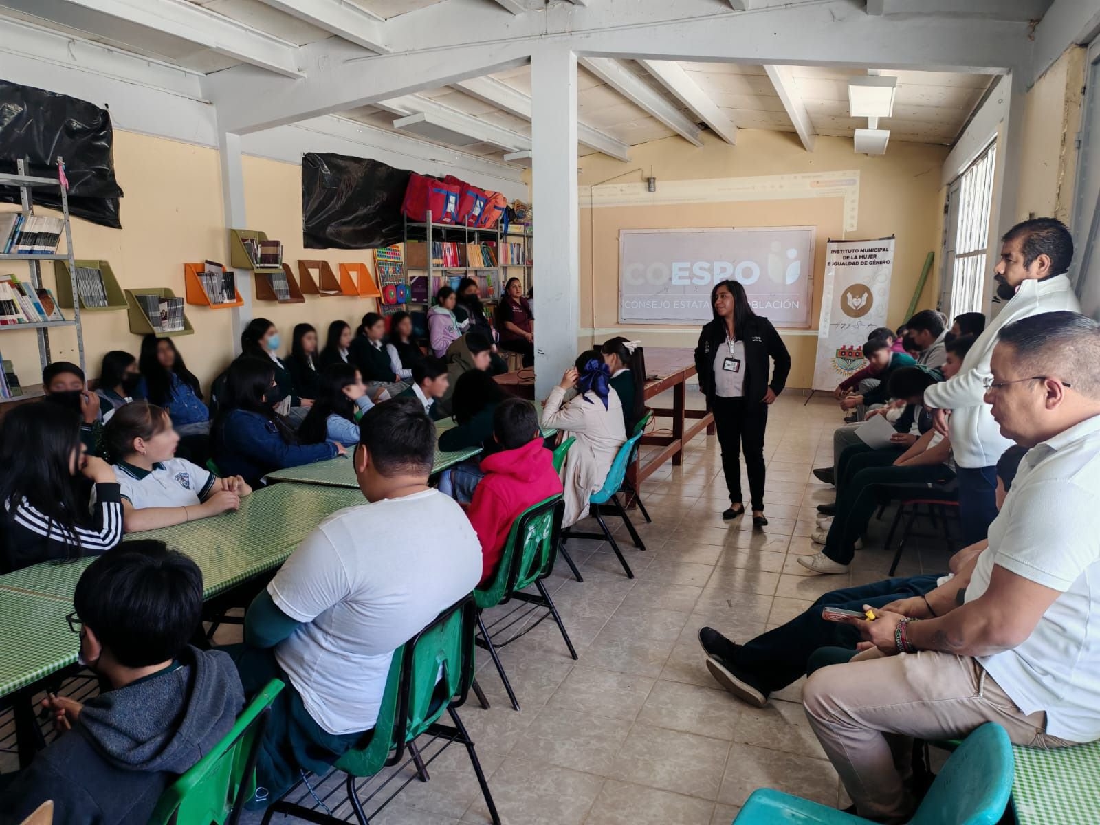  El Estado de México registra reducción histórica del 47% en nacimientos de madres adolescentes• De acuerdo con cifras del INEGI, del 2015 al 2024, se registraron 25 mil 29 nacimientos menos. • Gobierno estatal fortalece estrategias con municipios para prevenir el embarazo adolescente. TOLUCA, Estado de México.- El Gobierno del Estado de México, a través de la Secretaría General de Gobierno y del Consejo Estatal de Población (Coespo), informa que la entidad mexiquense registró una reducción histórica del 47 por ciento en nacimientos de madres adolescentes entre 2015 y 2024, de acuerdo con cifras del Instituto Nacional de Estadística y Geografía (INEGI). Mientras que en 2015 se contabilizaron 53 mil 433 nacimientos en mujeres menores de 20 años, al cierre de 2024 la cifra disminuyó a 28 mil 404, es decir, 25 mil 29 casos menos, lo que consolida una tendencia a la baja que permite a más adolescentes continuar con sus metas personales y académicas. Como parte de las acciones para prevenir el embarazo adolescente, el Coespo mantiene colaboración permanente con los municipios mexiquenses para diseñar e implementar estrategias acordes a las necesidades de las y los jóvenes en cada región. Asimismo, impulsa talleres en escuelas de nivel básico, medio y medio superior, enfocados en prevención del embarazo, educación integral en sexualidad y construcción de proyectos de vida. Estas acciones se alinean con la Estrategia Nacional para la Prevención del Embarazo en Adolescentes (Enapea), y reafirman el compromiso del Gobierno del Estado de México, encabezado por la Maestra Delfina Gómez Álvarez, con el bienestar y desarrollo integral de la juventud mexiquense.