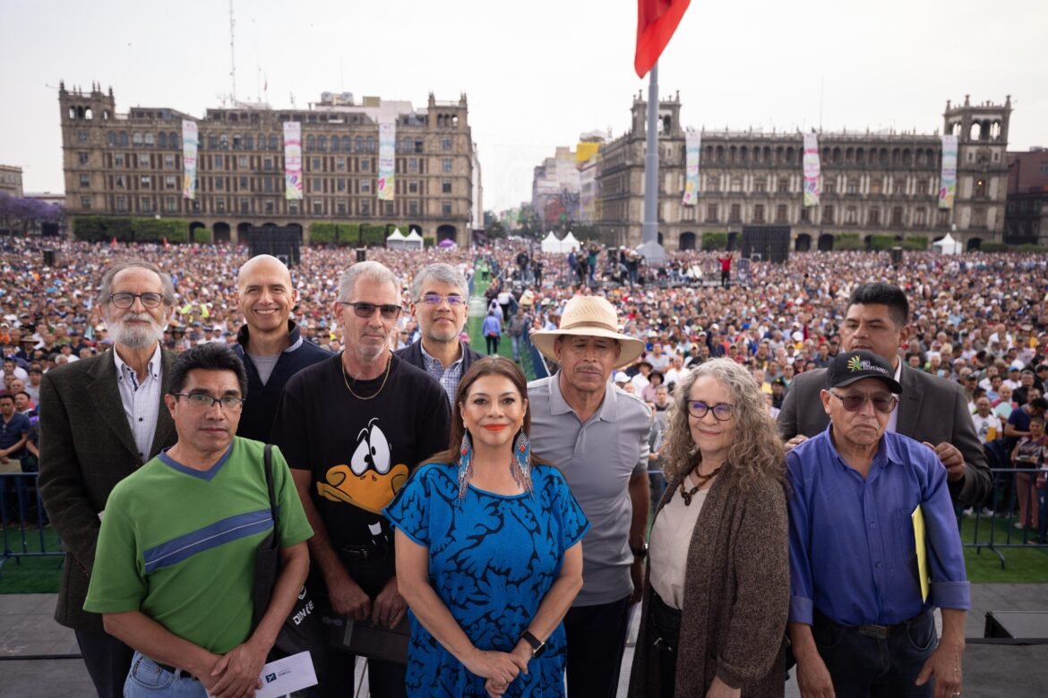Entrega Clara Brugada apoyos a 20 mil hombres de 60 a 64 años de edad