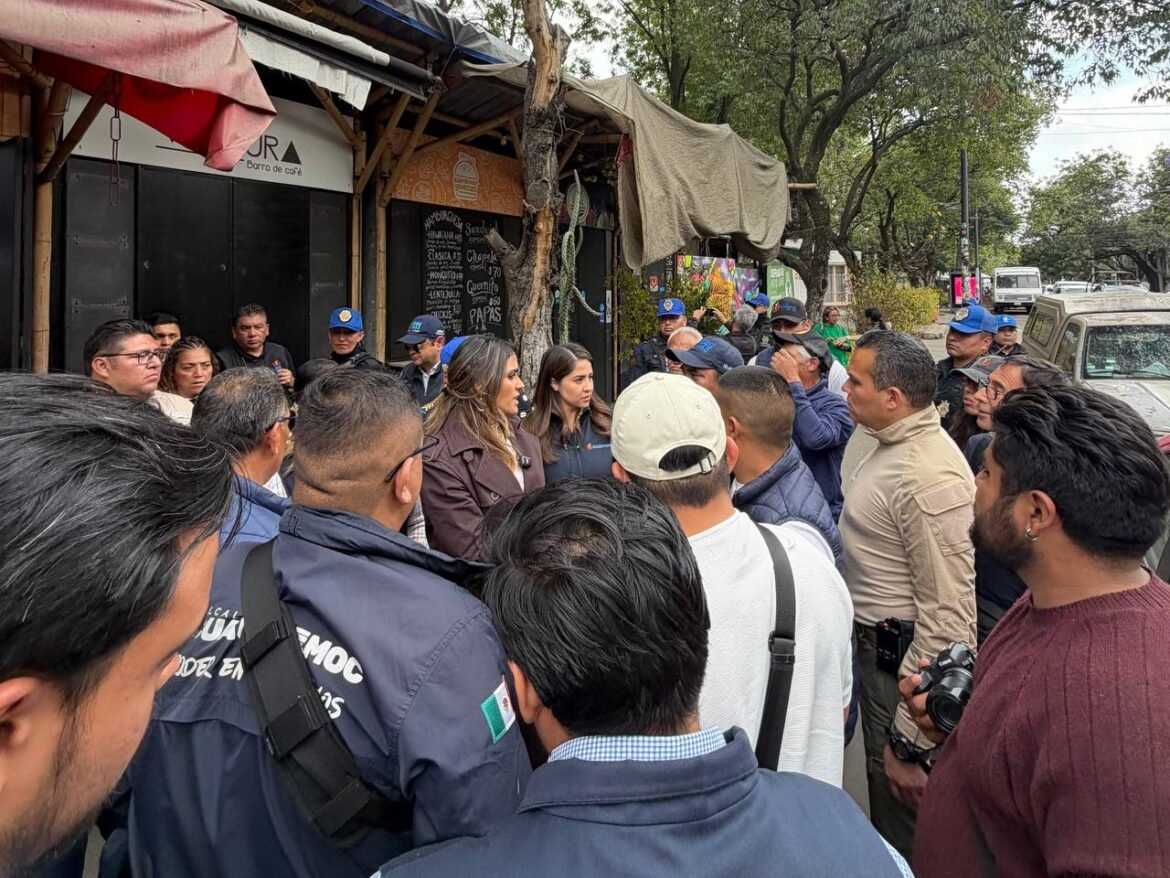 Ale Rojo de la Vega ordena retiro de estructuras irregulares en Roma Norte tras reportes vecinales