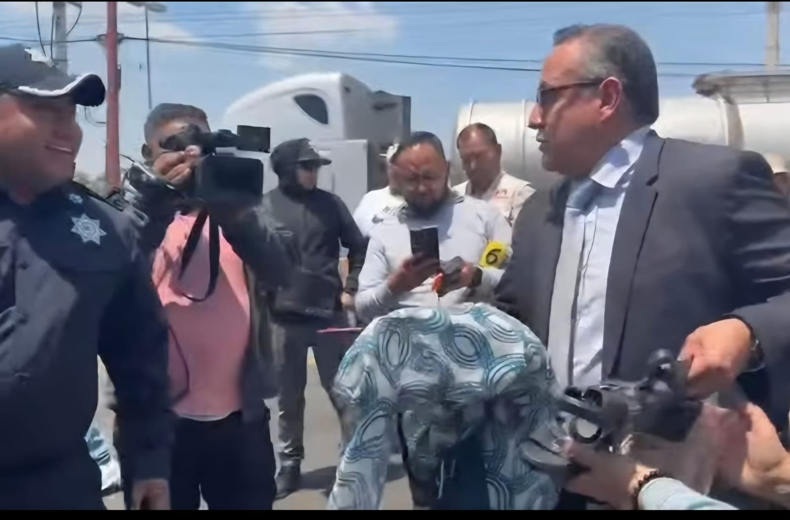 Sale de prisión Doña Carlota con retraso y va a su casa