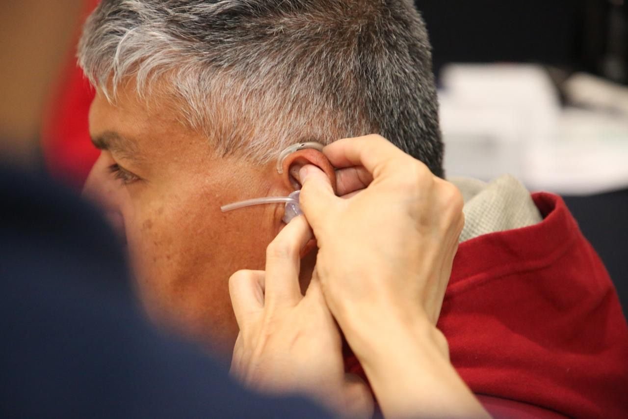 Entrega Gobernadora aparatos auditivos del programa Oír Bien