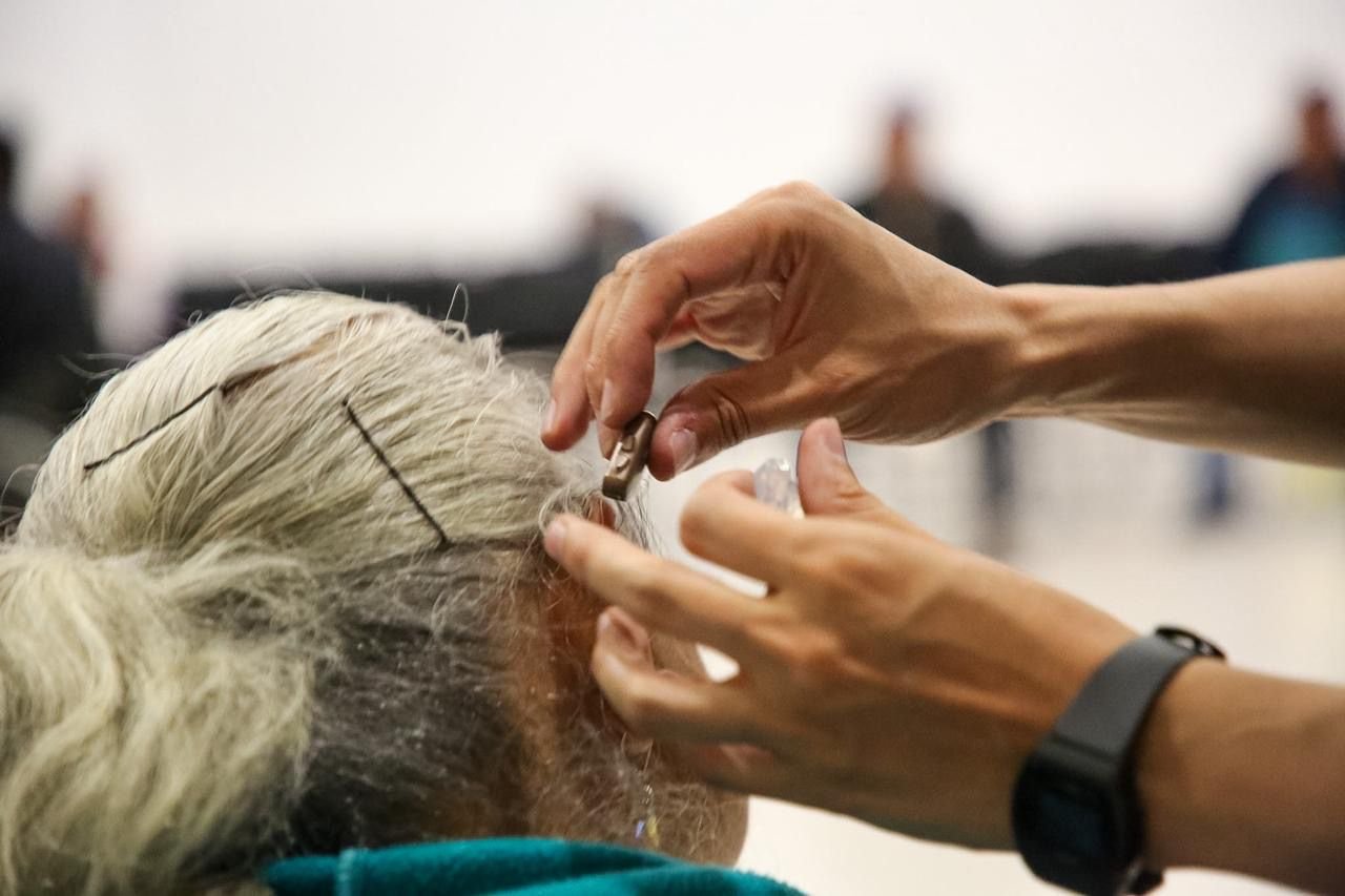 Entrega Gobernadora aparatos auditivos del programa Oír Bien