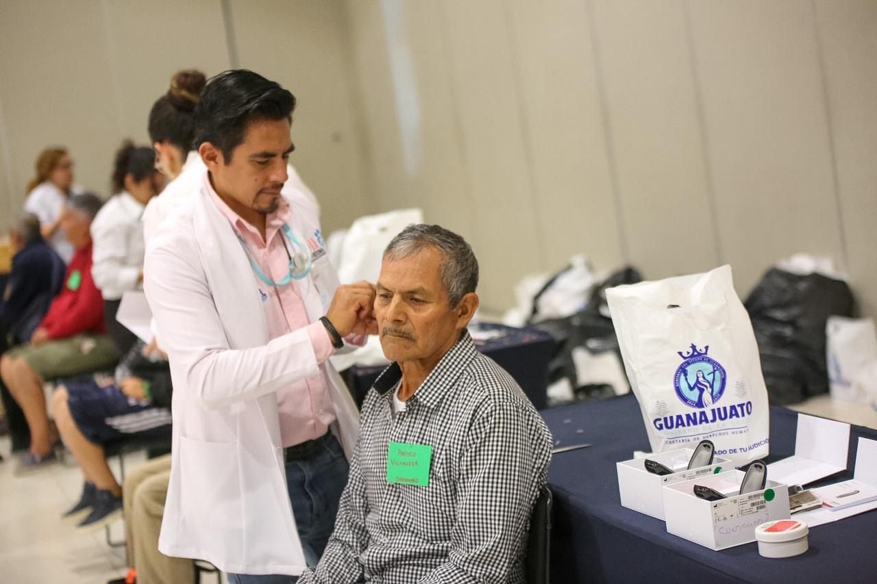 Entrega Gobernadora aparatos auditivos del programa Oír Bien