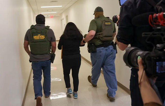 Aumentan detenciones de migrantes en vía pública en EU