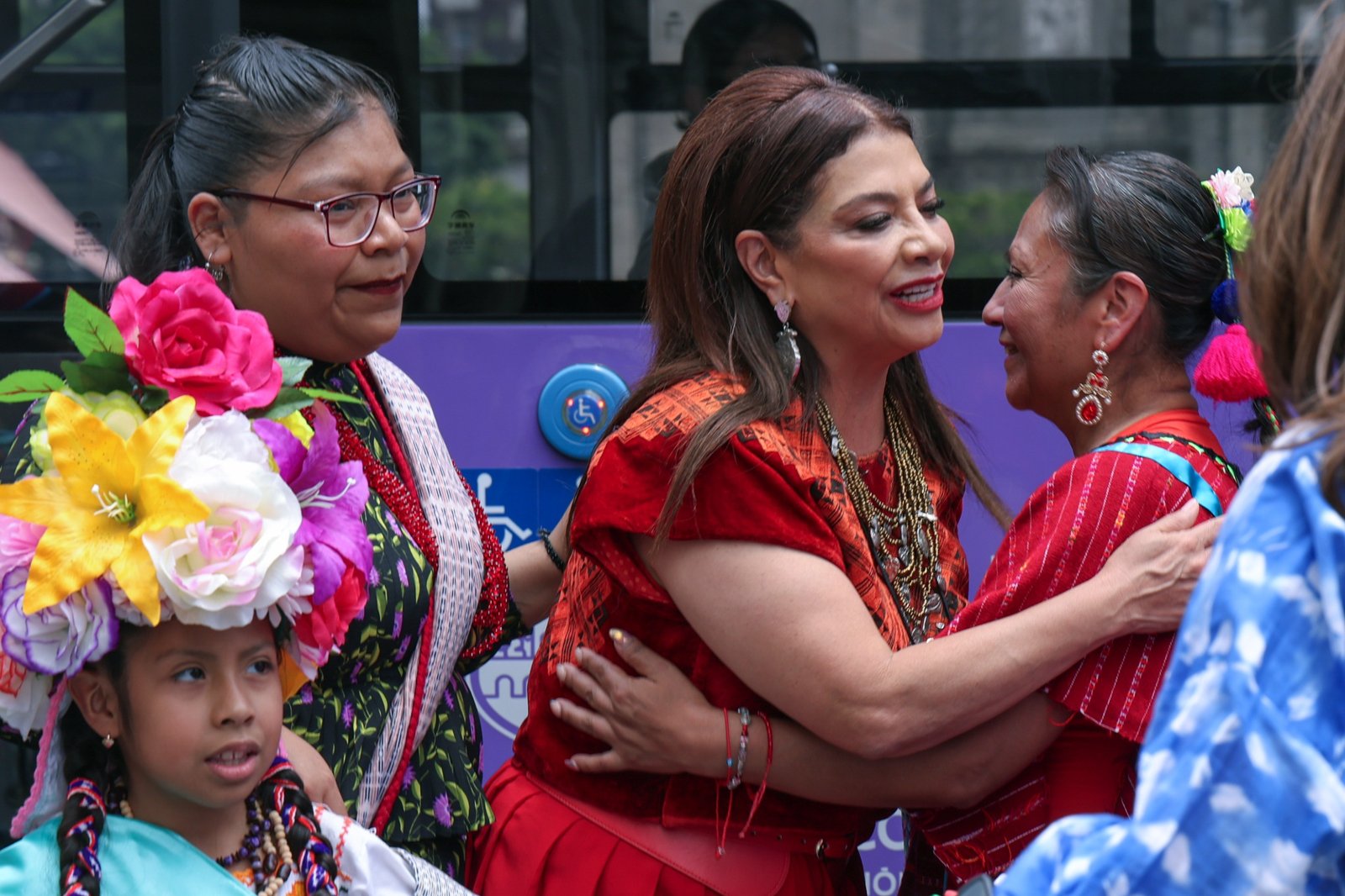 Presenta Clara Brugada "Ruta de las Heroínas Indígenas" del Centrobús