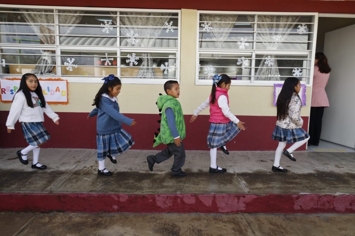 Regresan a clases más de 2.8 millones de estudiantes de educación básica en el Estado de México