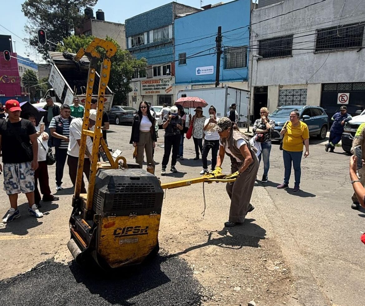 Con "bachéale", Ale Rojo de la Vega encabeza atención a 248 baches en la Obrera y Doctores