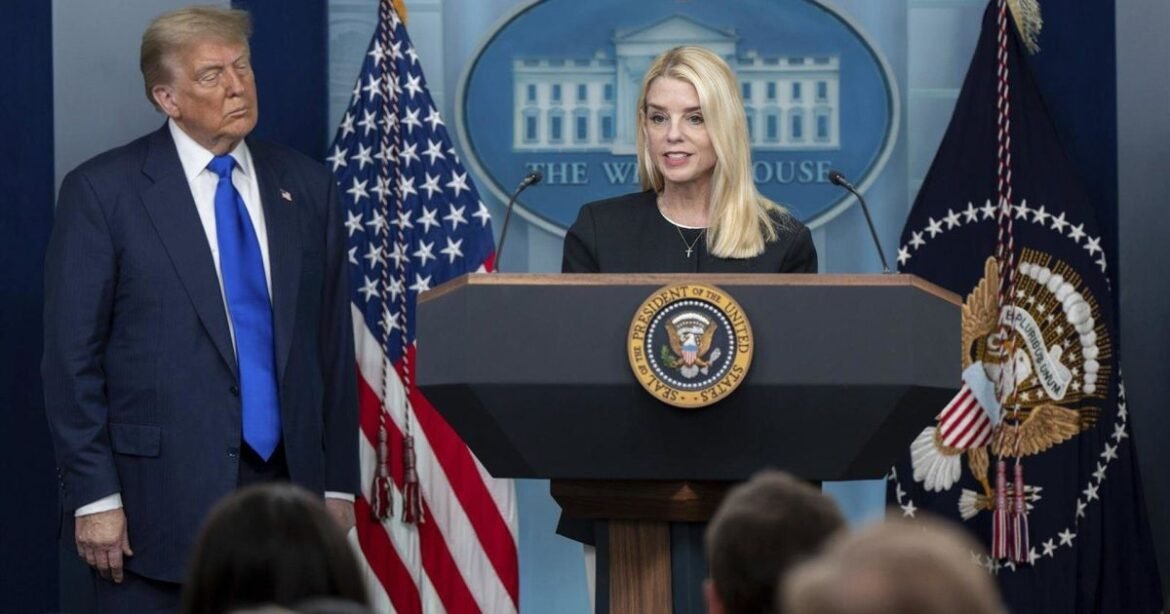 Deja Pam Bondi la Fiscalía General de EU