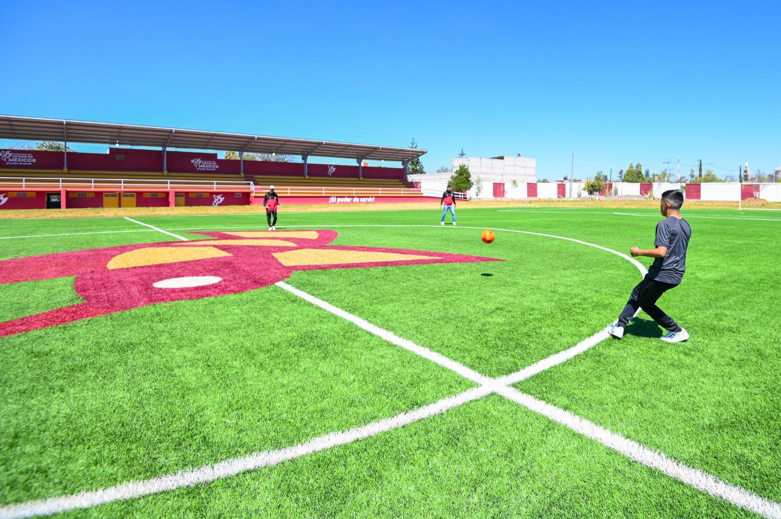 Listas 78 canchas de futbol en deportivos mejorados en el Estado de México