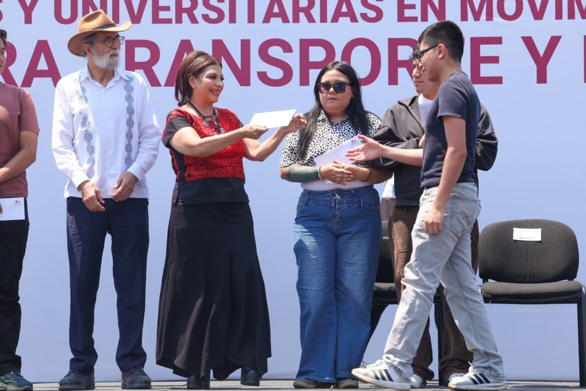 Entrega Clara Brugada Molina apoyos a 28 mil universitarios como parte de la Beca para el Transporte y Más