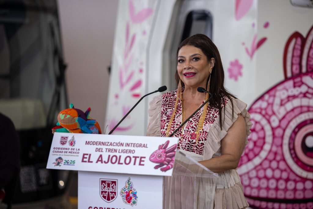 Entrega Clara Brugada modernización del Tren Ligero "El Ajolote"