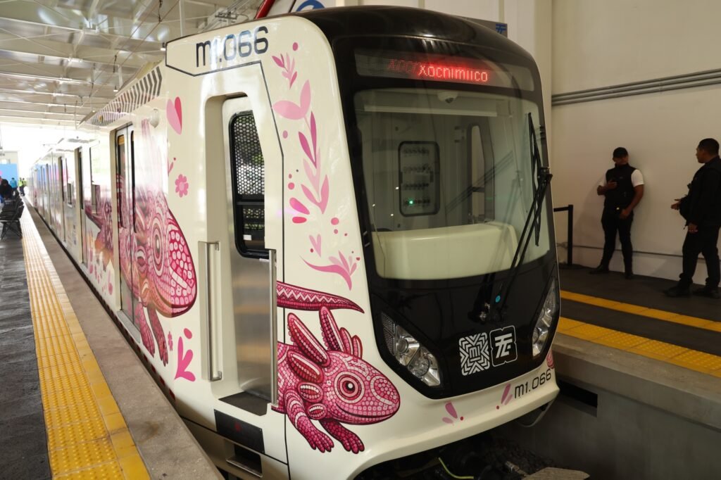 Entrega Clara Brugada modernización del Tren Ligero "El Ajolote"