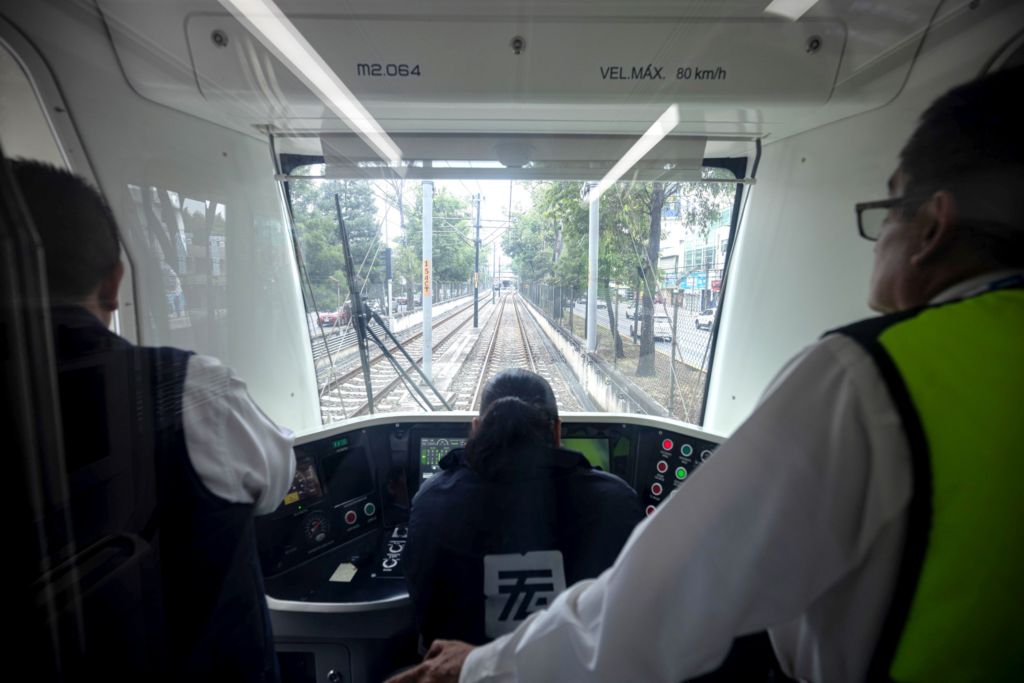 Entrega Clara Brugada modernización del Tren Ligero "El Ajolote"