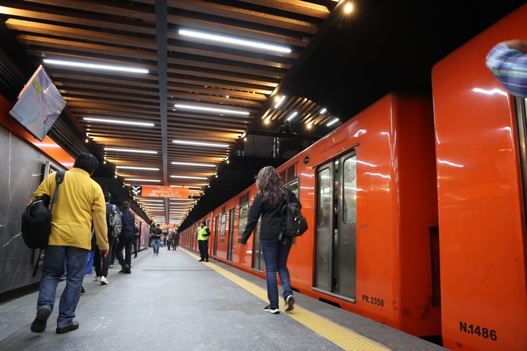 Supervisa Clara Brugada avances de modernización del Metro
