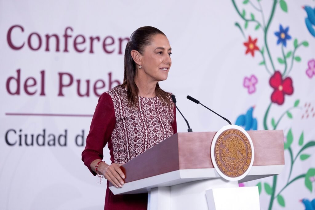La presidenta Claudia Sheinbaum calificó como “muy buena” la segunda ronda de conversaciones sobre la revisión del Tratado entre México, Estados Unidos y Canadá (T-MEC) sostenida con autoridades estadounidenses, y anunció que el próximo 1 de julio se reanudarán los encuentros entre los responsables de Economía de las tres naciones.Durante la Mañanera del Pueblo de este 22 de junio, la mandataria informó que entre el 16 y el 20 de julio se llevará a cabo una reunión en territorio mexicano para continuar con los trabajos de revisión y fortalecimiento del acuerdo comercial.
Sheinbaum reiteró que el T-MEC representa beneficios para los tres países y afirmó que uno de sus principales respaldos proviene del sector empresarial de América del Norte, debido a las ventajas competitivas que ofrece la región frente a otros mercados del mundo.
Asimismo, descartó que las recientes tensiones comerciales entre Canadá y Estados Unidos pongan en riesgo la permanencia del tratado. Explicó que el acuerdo cuenta con el respaldo institucional de los Congresos de los tres países y que cualquier modificación de fondo requeriría la aprobación de los respectivos poderes legislativos, por lo que consideró improbable que alguno de los socios impulse la exclusión de otro integrante.
La titular del Ejecutivo también señaló que, aunque actualmente las negociaciones se desarrollan mediante reuniones bilaterales, el Gobierno de México ha insistido en la importancia de mantener un diálogo trilateral para fortalecer la integración económica de Norteamérica.
Respecto a la relación con Canadá, destacó el fortalecimiento de los vínculos comerciales y de inversión entre ambas naciones, así como el interés compartido en preservar el T-MEC. Como ejemplo, mencionó una próxima inversión canadiense en el puerto de Altamira, Tamaulipas, proyecto que contribuirá a ampliar la capacidad logística y el intercambio marítimo entre ambos países.