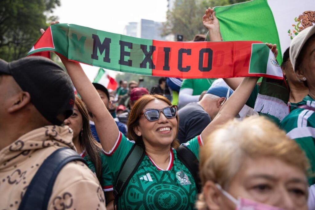 La Ciudad de México da la bienvenida al mundial con La Ola más grande del mundo