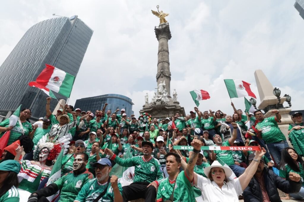 La Ciudad de México da la bienvenida al mundial con La Ola más grande del mundo