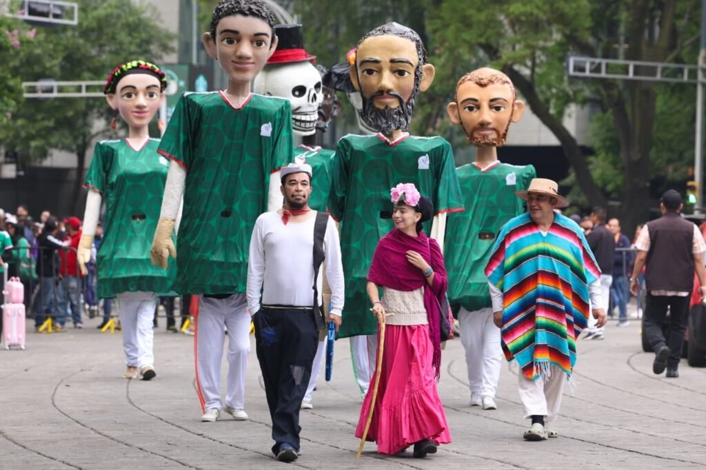 La Ciudad de México da la bienvenida al mundial con La Ola más grande del mundo