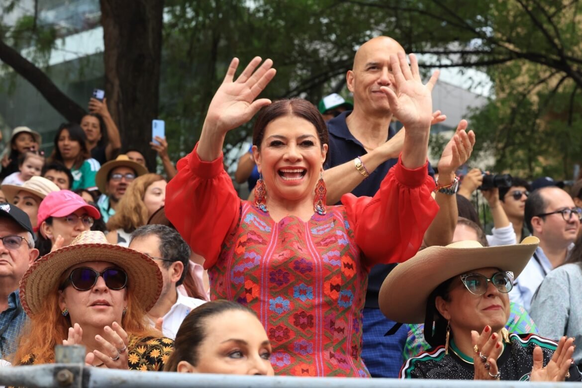 Miles de personas celebran Gran Desfile Mundialista “La pelota vuelve a casa”