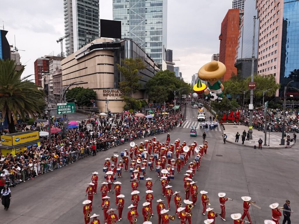 Miles de personas celebran Gran Desfile Mundialista “La pelota vuelve a casa”