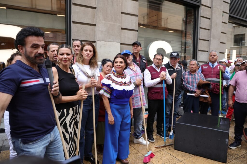 Impulsa Clara Brugada Tequios de limpieza en el Centro Histórico para su recuperación económica y florecimiento