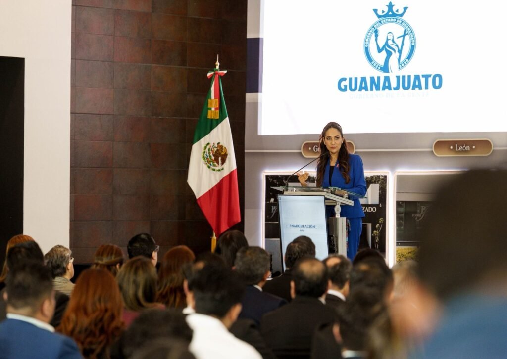 La educación es la mejor herramienta para construir el futuro de Guanajuato: Libia Dennise