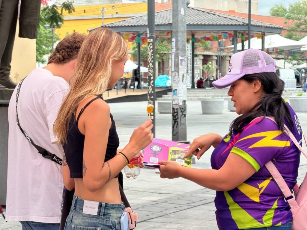 Con pasaporte Cuauhtémoc, voluntarios de Cuauhtémoc llevan información información turística y servicios de la alcaldía a espacios públicos de la demarcación