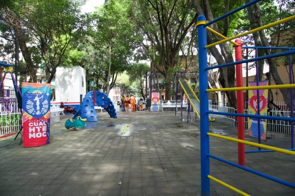 Ale Rojo entrega rehabilitación de Parque Peñafiel en la Obrera