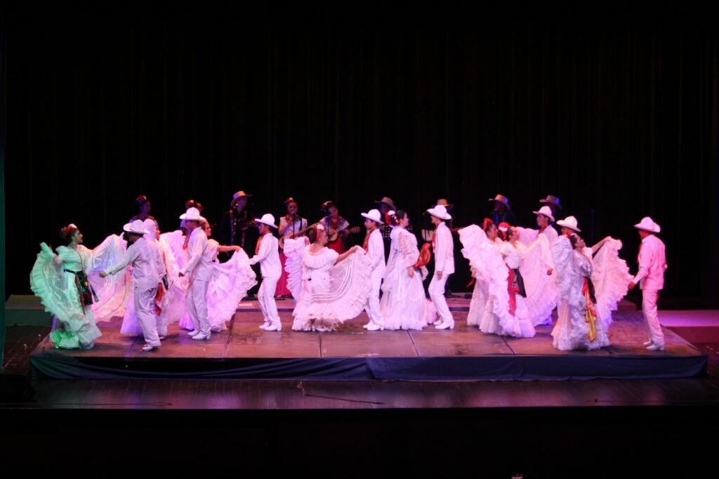 Lleva Neza su folklore a Europa con gira internacional de jóvenes artistas