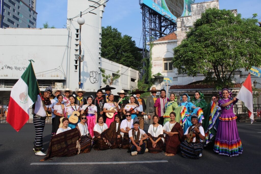 Lleva Neza su folklore a Europa con gira internacional de jóvenes artistas