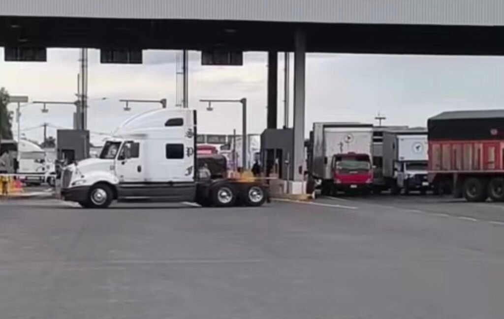 Persisten bloqueos de transportistas pese a acuerdos con Segob