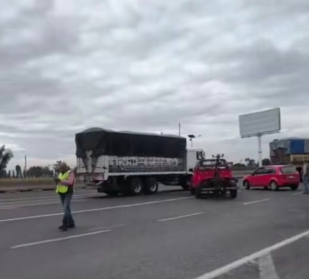 Persisten bloqueos de transportistas pese a acuerdos con Segob