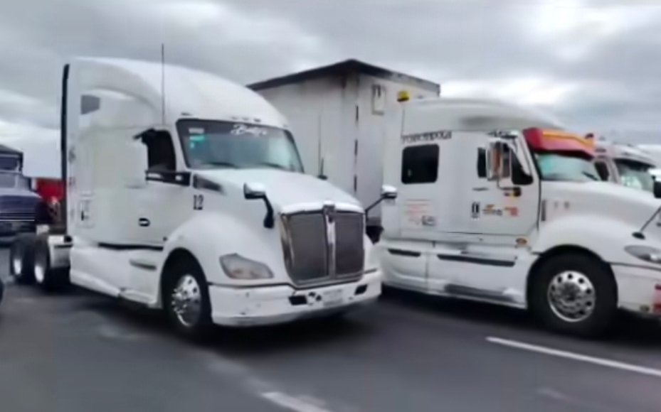 Persisten bloqueos de transportistas pese a acuerdos con Segob